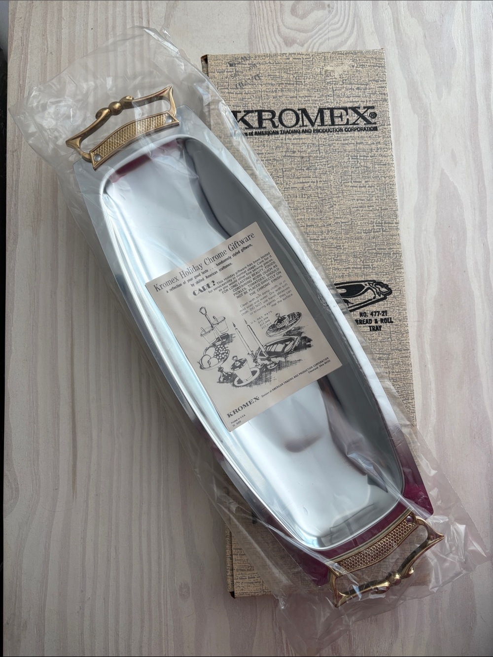 VTG NIB KROMEX Holiday Giftware
Chrome Bread & Roll Tray 477-21
MCM Gold Handles